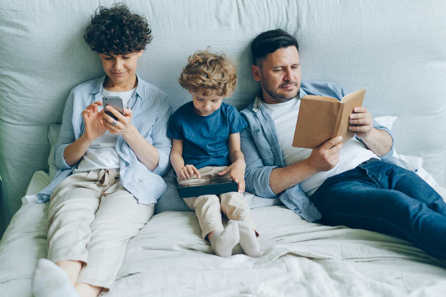 Kinder beim Lernen mit Tablet